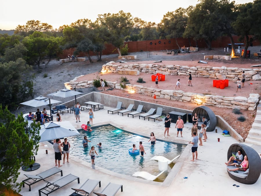 Udendørs pool, parasoller, liggestole