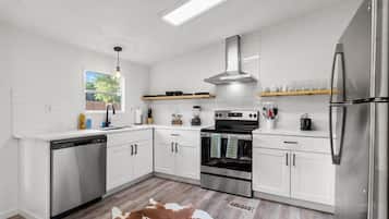 Starlight M - The Jackrabbit | Private kitchen | Full-size fridge, microwave, oven, stovetop