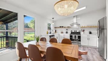 3 Bed 2 Bath Cabin | Cocina privada | Refrigerador con congelador, microondas, horno y parrilla de estufa