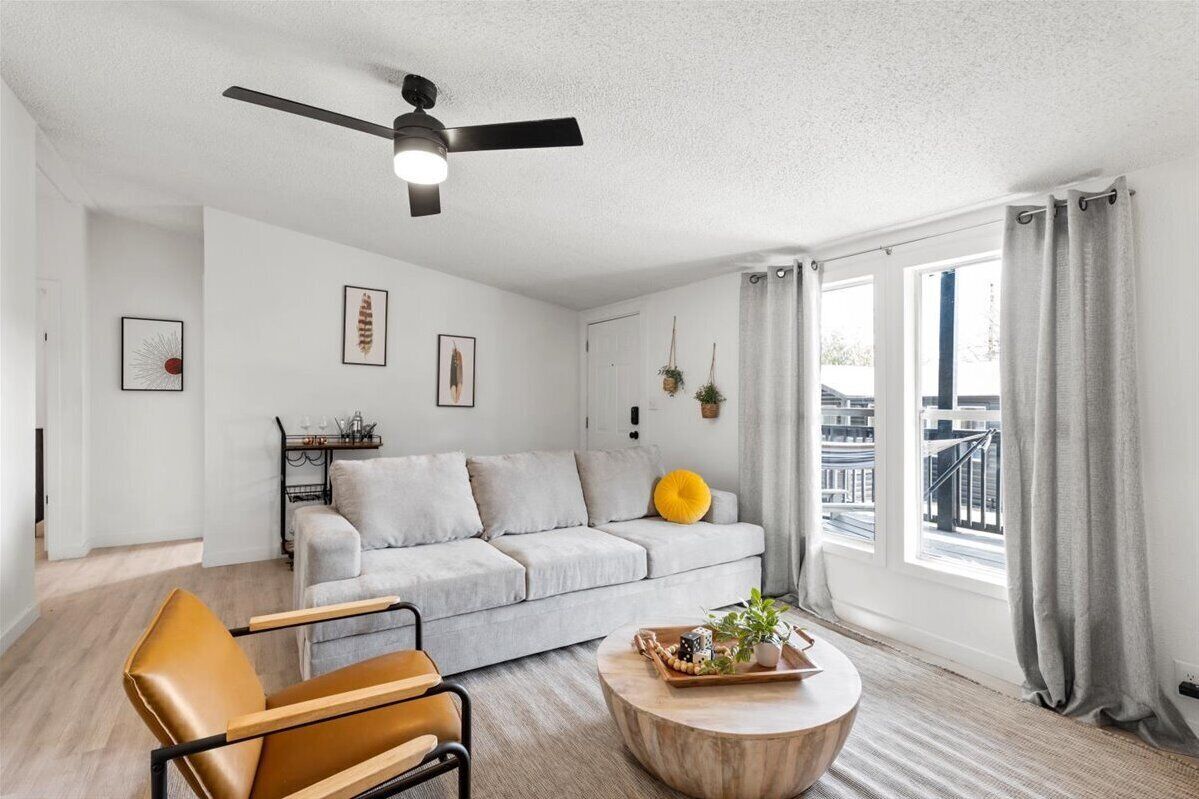 Starlight Cabin G, Pet-Friendly, Pool,  Games, Events, Groups near Canyon Lake (Sleeps 8) | Living area | Table tennis