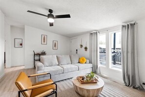 Mökki, useita sänkyjä, tupakointi kielletty | Oleskelualue | Pöytätennispöytä