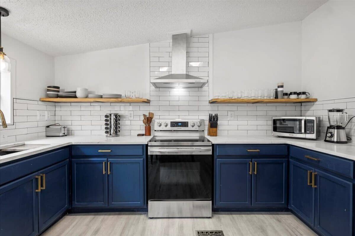 Starlight G - The Distillery | Private kitchen | Full-sized fridge, microwave, oven, stovetop