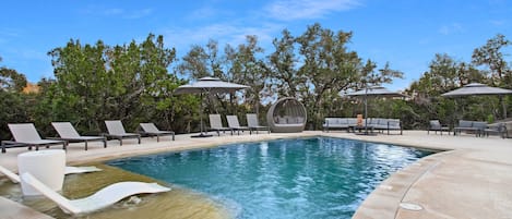 Piscina externa, guarda-sóis, espreguiçadeiras
