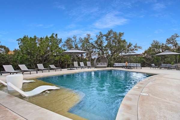 Piscine extérieure, parasols de plage, chaises longues