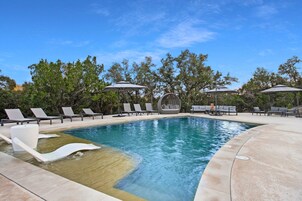 室外游泳池，池畔遮阳伞，日光浴躺椅