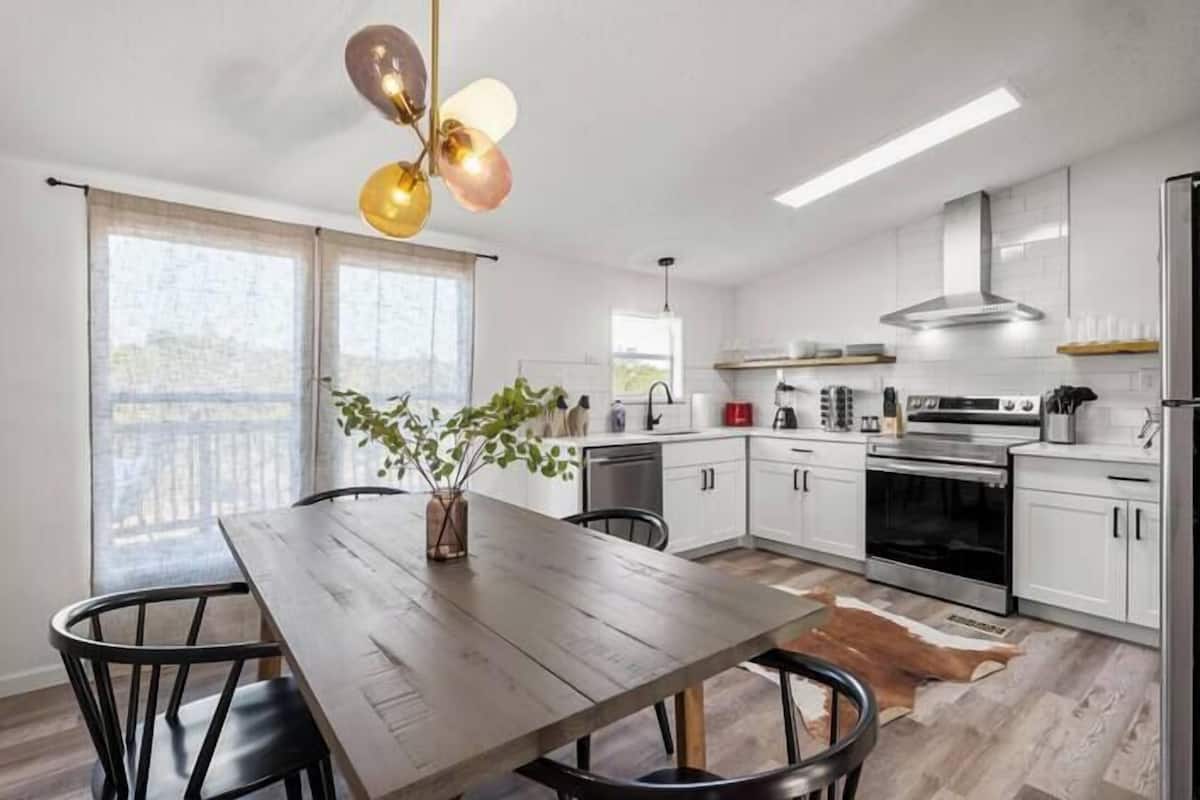 Starlight D - The Mustang | Private kitchen | Full-sized fridge, microwave, oven, stovetop