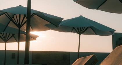 ROOM 3- Spacious Ocean Front Condo for 4 People