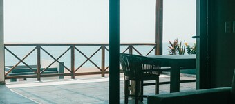 ROOM 3- Spacious Ocean Front Condo for 4 People