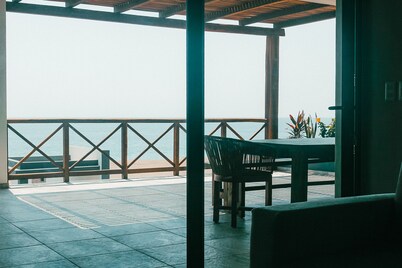 ROOM 3- Spacious Ocean Front Condo for 4 People