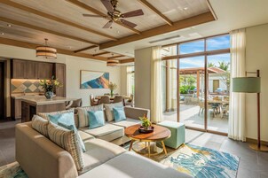 Villa Premium, 3 chambres, piscine privée, vue jardin | Coin séjour | TV connectée de 43 pouces avec chaînes numériques