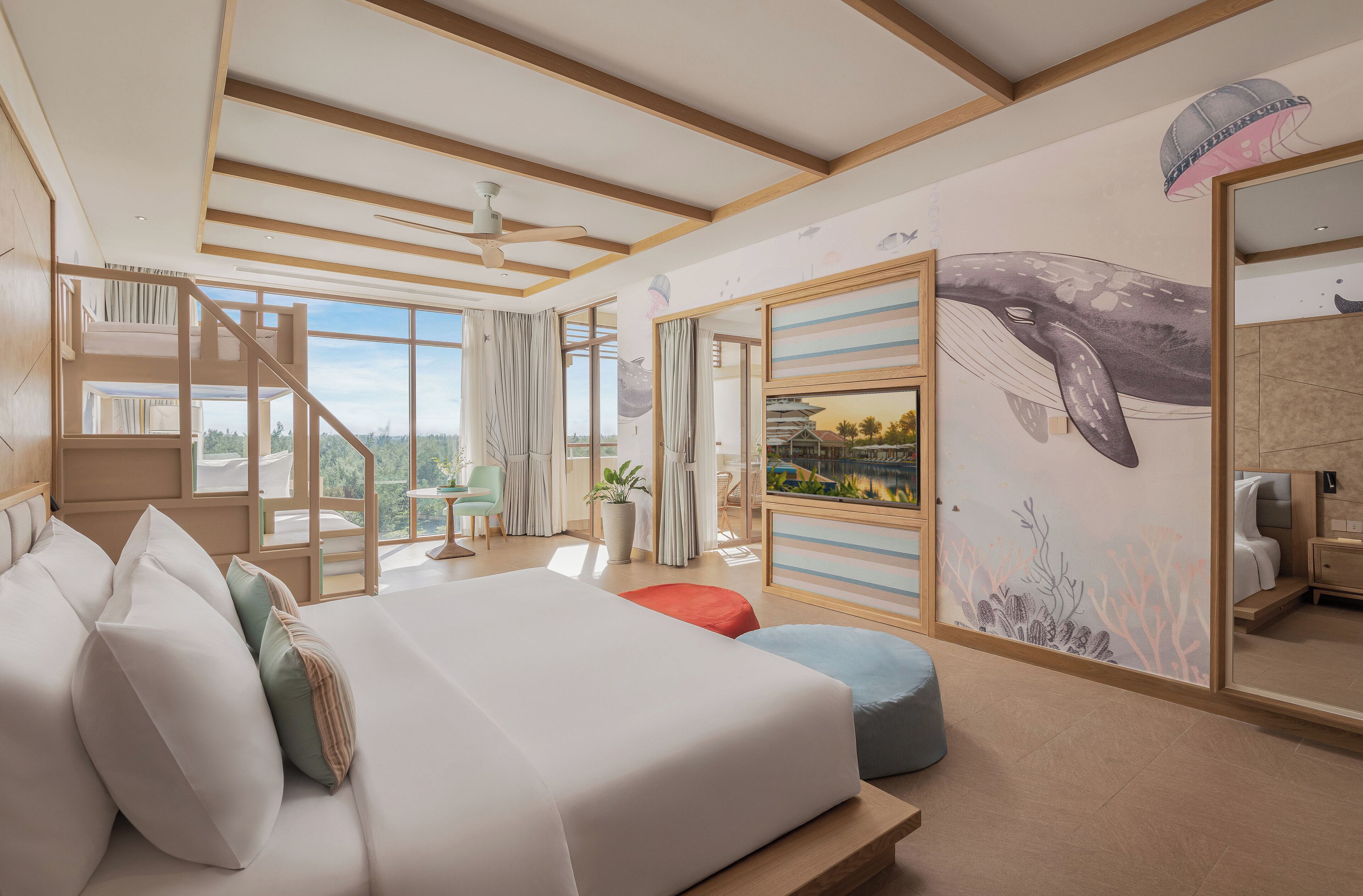 Familierom, 1 soverom, hageutsikt | Minibar, safe på rommet, skrivebord og blendingsgardiner