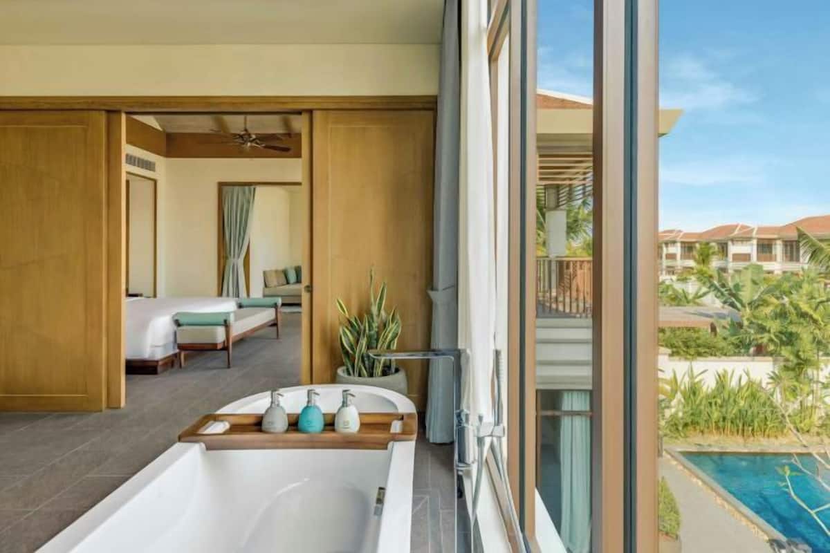 Minibar, in-room safe, desk, blackout curtains