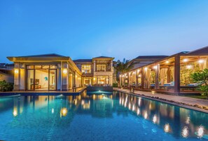 Villa, 5 habitaciones, piscina privada, vistas a la playa | 3 dormitorios, minibar, caja fuerte y escritorio