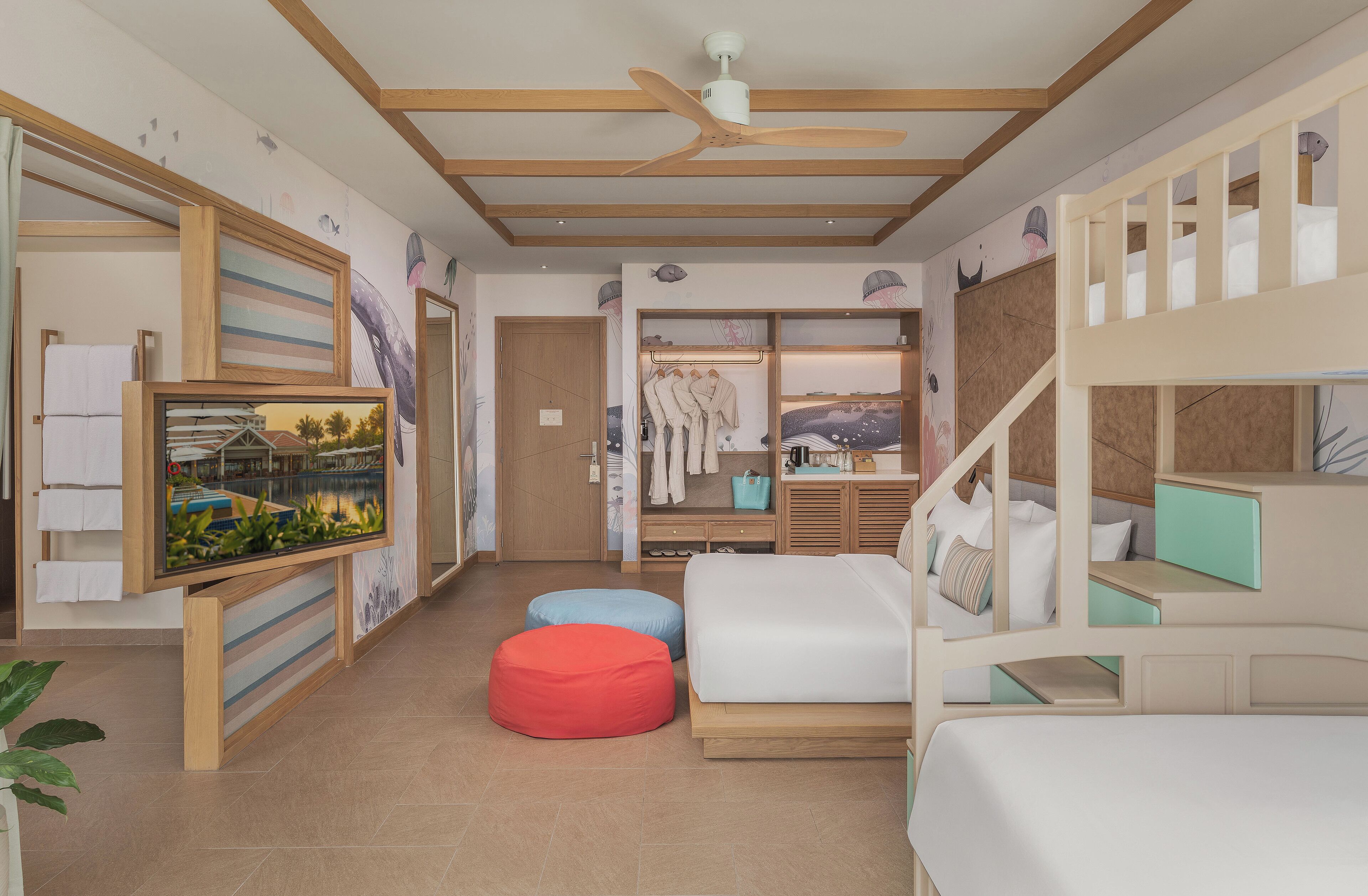 Quarto família, 1 quarto, vista para o jardim | Frigobar, cofres nos quartos, escrivaninha, cortinas blackout