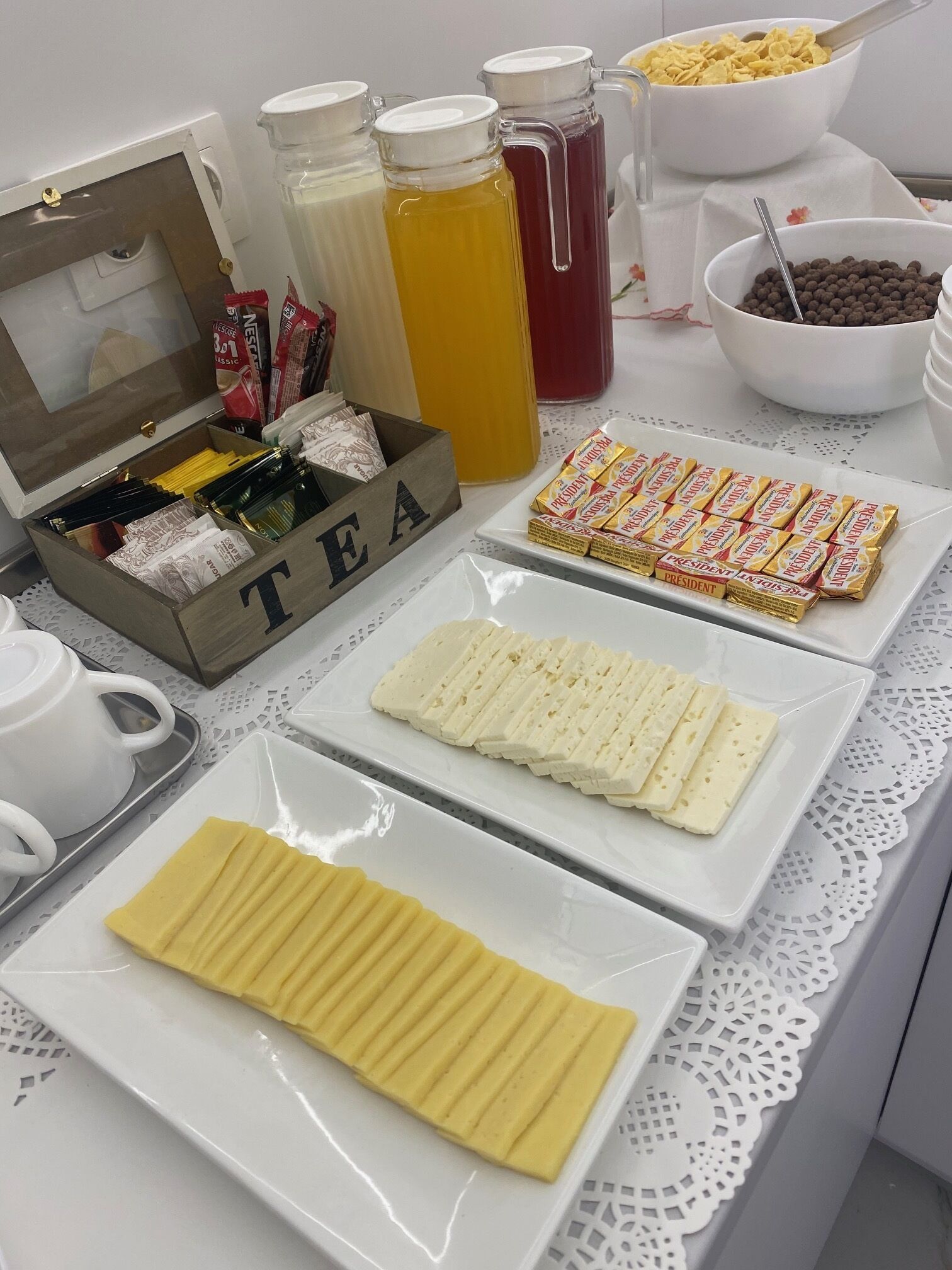 Een ontbijtbuffet met diverse gerechten en drankjes.
