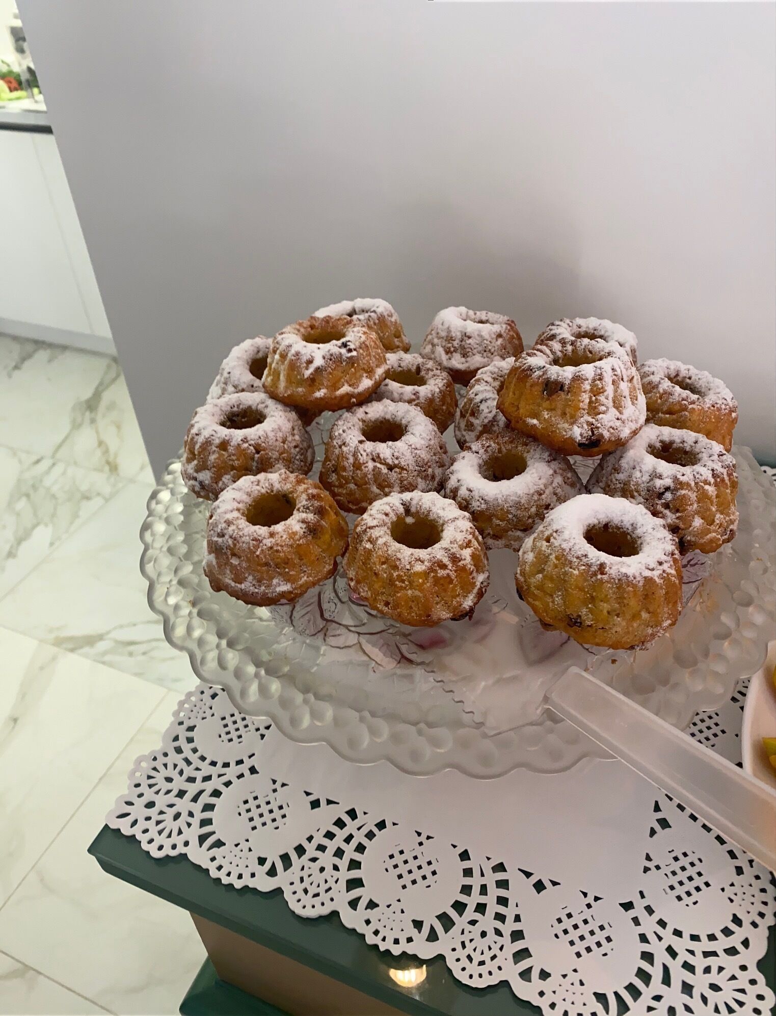 Un plato de rosquillas cubiertas de azúcar sobre una mesa decorativa.