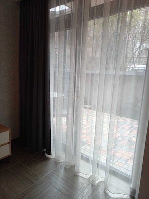 Habitació doble Deluxe, pati (Ground floor) | 1 dormitori, llençols de cotó egipci i roba de llit d'alta qualitat