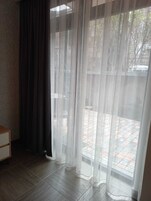 Deluxe tweepersoonskamer, patio (Ground floor) | Lakens van Egyptisch katoen, luxe beddengoed, donzen dekbedden