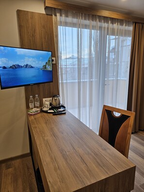 Comfort-Suite, 1 Queen-Bett und Schlafsofa, Balkon, Blick auf den Innenhof