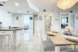 Dining room - Beachfront Oceania Beach Club Complex (New Smyrna Beach)