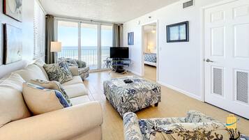 Departamento, balcón, vista al océano | Sala de estar