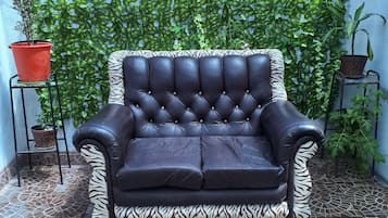 Habitación básica, para no fumadores | Área de sala de estar