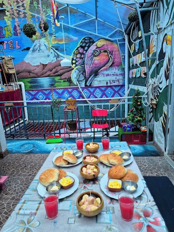 Desayuno buffet diario (USD 10 por persona). Oruro
