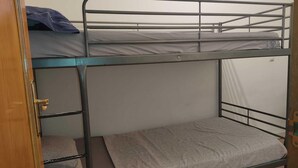 A bunk bed with a lower bunk and a door to the left. - M&m Apartament (Madrid)