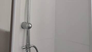 Ducha con cabezal de ducha de mano y cabezal de ducha de lluvia empotrado.