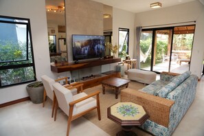Honeymoon-Haus, Whirlpool, Seeblick | Wohnbereich | 50-Zoll-Smart-TV mit Digitalempfang, Netflix, Pay-TV