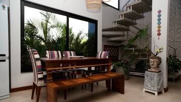 Honeymoon House, Jetted Tub, Lake View | 3 bedrooms, premium bedding, individually decorated