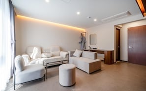 Premium Room | Living area | 75-inch Smart TV with cable channels, Netflix, streaming services - Hound Hotel Gijang-osiria (Busan)