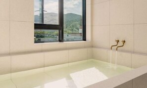 Family Pool | Cortinas opacas y wifi gratis