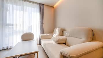 Premium-Zimmer | Wohnbereich | 75-Zoll-Smart-TV mit Kabelempfang, Netflix, Streaming-Dienste