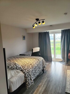 1 bedroom, desk, WiFi