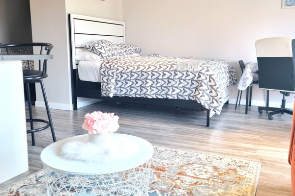 1 bedroom, desk, WiFi