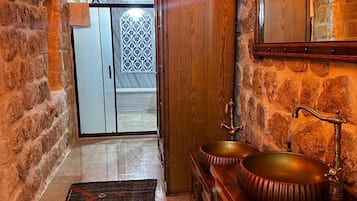 Habitación Royal doble | Baño | Artículos de higiene personal gratuitos, secador de pelo y zapatillas