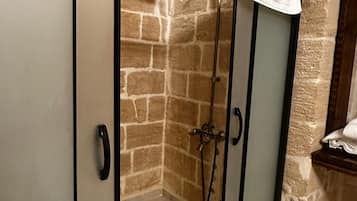 Deluxe Triple Room | Bathroom | Free toiletries, hair dryer, slippers, bidet