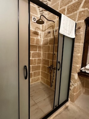 Chambre Triple Deluxe | Salle de bain | Articles de toilette gratuits, sèche-cheveux, chaussons, bidet