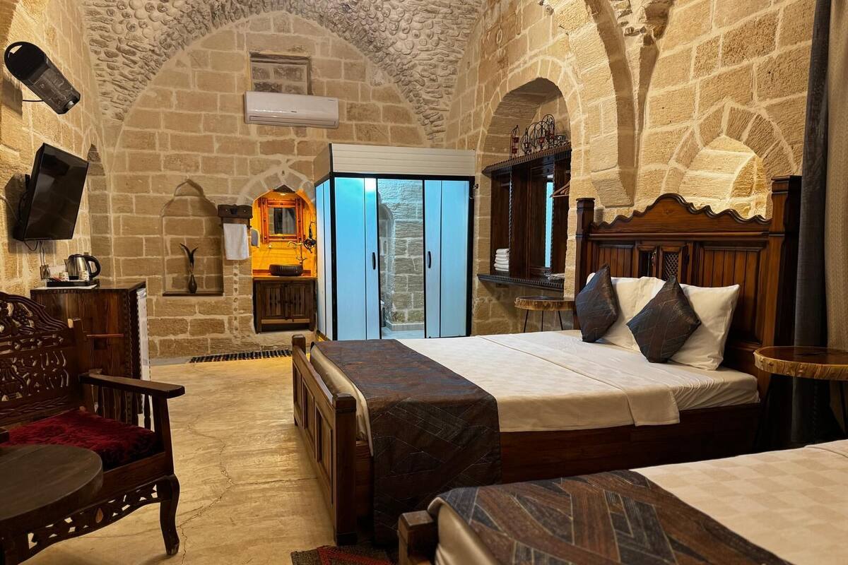 واي فاي مجانًا وملاءات أسرّة