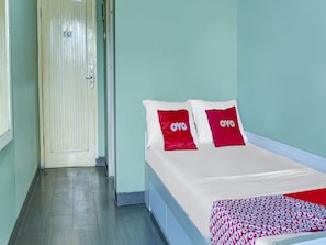 Deluxe Double Room | Free WiFi, bed sheets - OYO Life 91205 Rindang Guesthouse Syariah (Karawang)