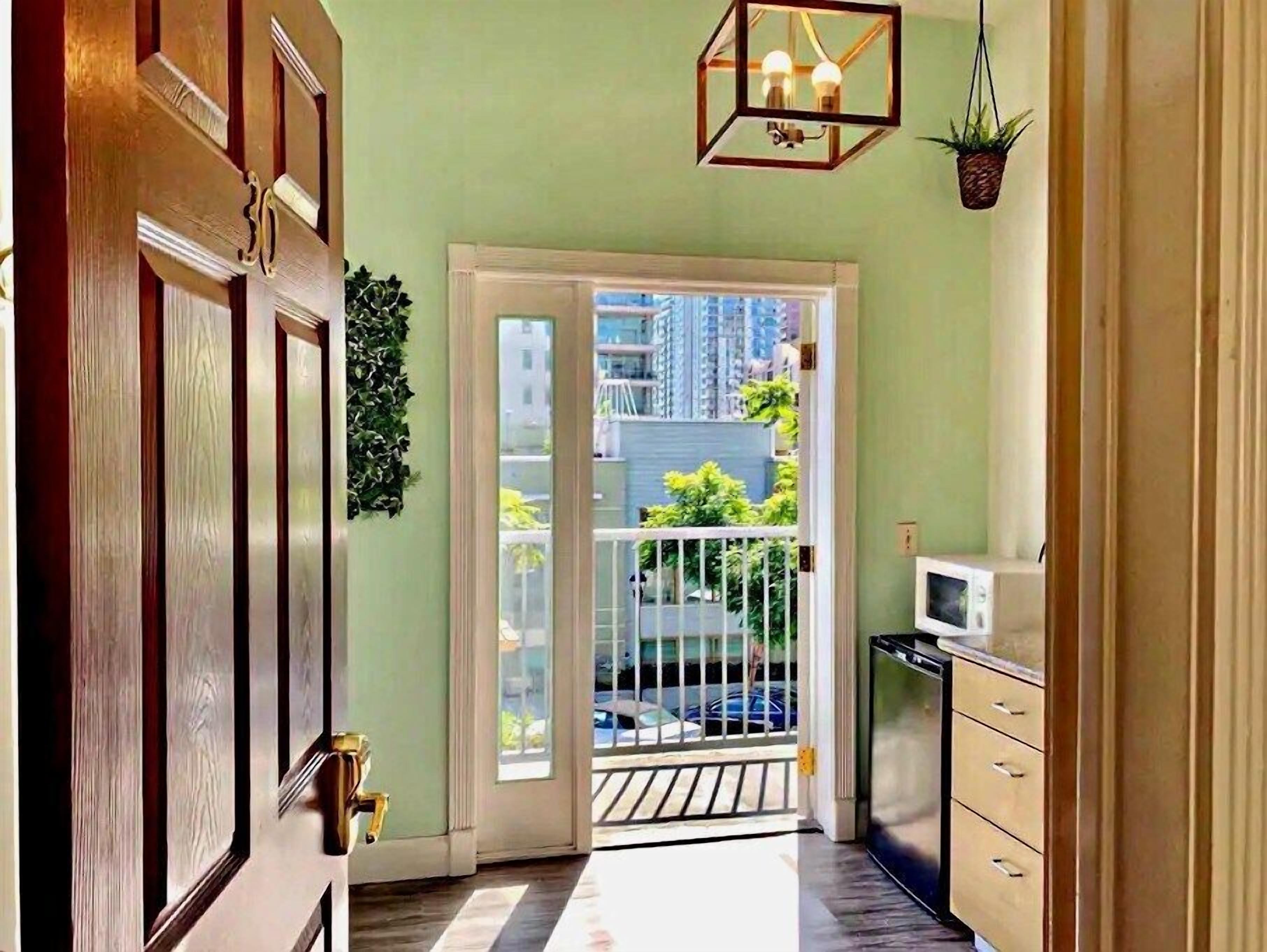 エコノミールーム | 客室ごとに異なる装飾、客室ごとに異なるインテリア、デスク、ノートパソコン用作業スペース