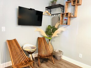 Quarto com design assinado, 1 cama Queen | Individualmente decorados, individualmente mobiliados, escrivaninha