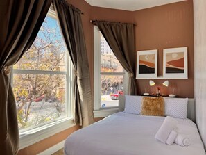 Quarto premium, 1 cama Queen | Individualmente decorados, individualmente mobiliados, escrivaninha