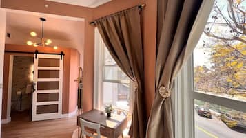 Premium Room, 1 Queen Bed | Individually decorated, individually furnished, desk, laptop workspace