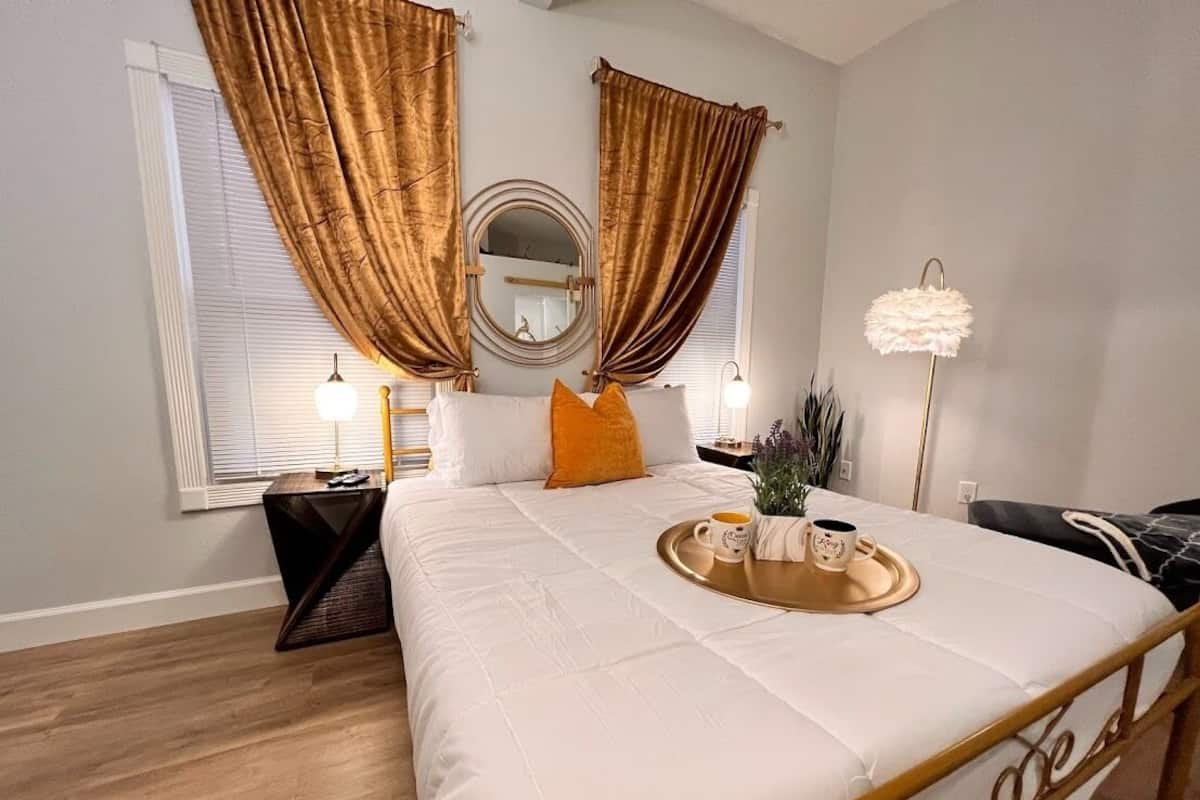 Premium-rum - 1 queensize-säng | Individuell inredning, unika möbler, skrivbord och arbetsyta för laptop