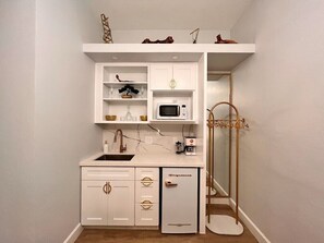 Premium Room, 1 Queen Bed | Individually decorated, individually furnished, desk, laptop workspace - Somerset (San Diego)