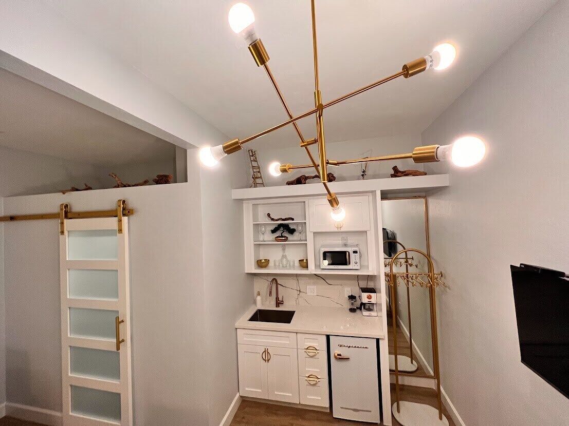 Premium Room, 1 Queen Bed | Individually decorated, individually furnished, desk, laptop workspace