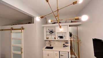 Premium Room, 1 Queen Bed | Individually decorated, individually furnished, desk, laptop workspace