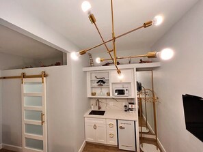 Premium Room, 1 Queen Bed | Individually decorated, individually furnished, desk, laptop workspace - Somerset  (San Diego)